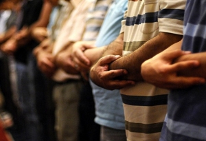 إاعتقال العشرات من اهل السنة و الجماعة في مسجد فاطمة الزهراء في كوت عبدالله و نقلهم الى مكان غير معلوم