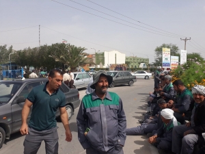 عمال بلدية الأحوازية يطالبون بدفع رواتبهم المتأخرة